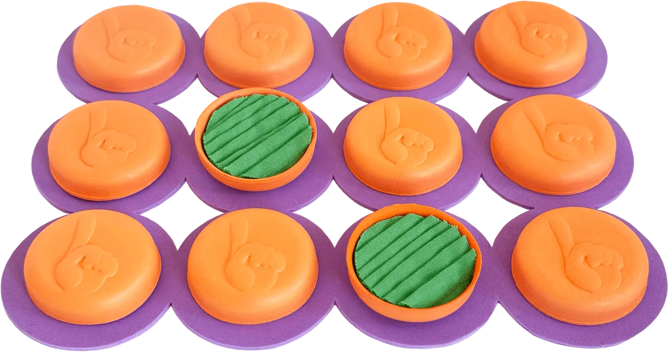 Tablero de Memotoc con 12 fichas. Se muestra una partida en progreso donde hay una pareja de fichas descubierta. Las fichas descubiertas son las de textura de tela doblada en varios pliegues.